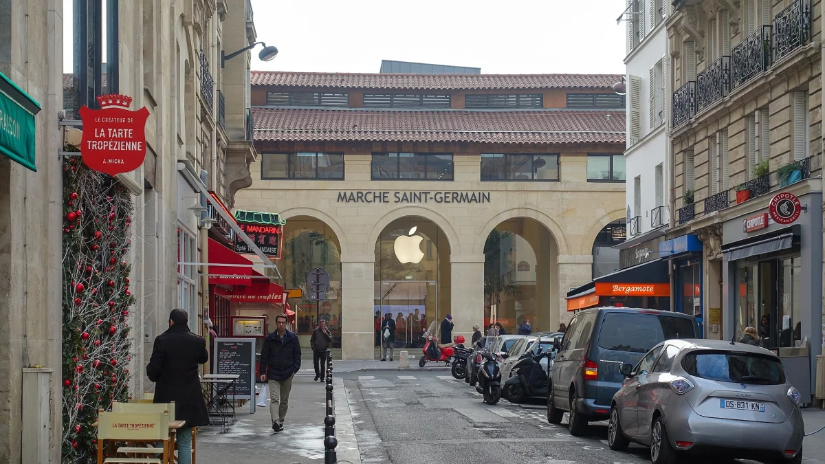 La rue menant à l’Apple Store du Marché Saint-Germain, à Paris