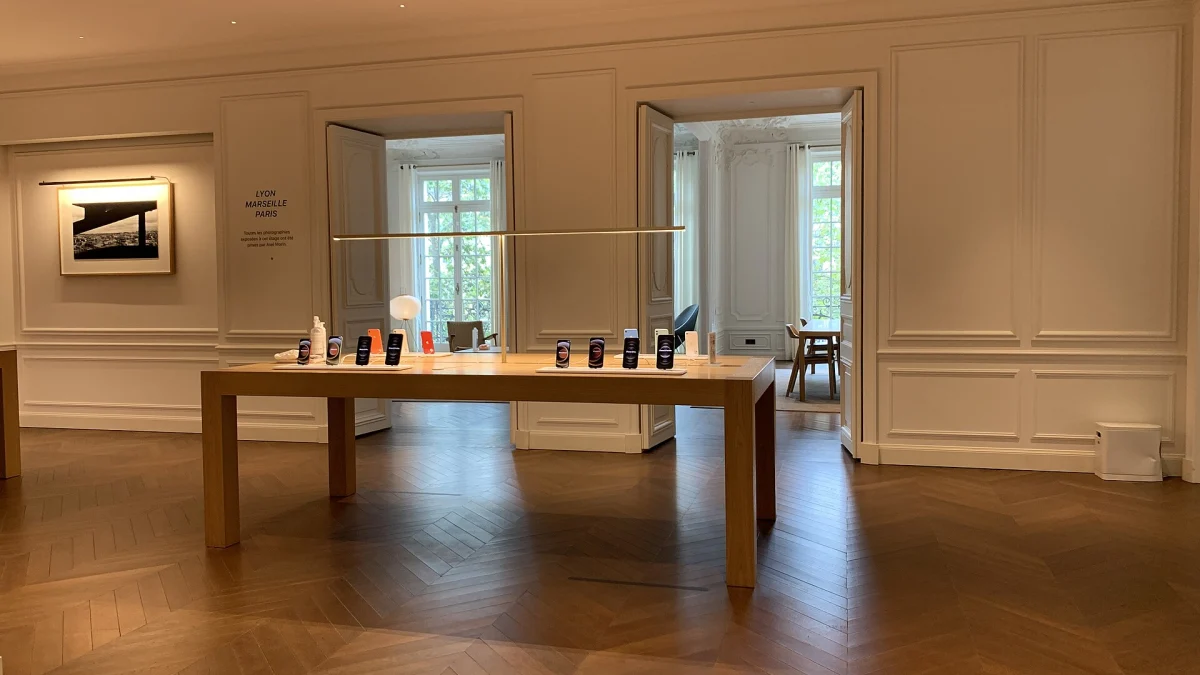 Une table de présentation de produits Apple dans un salon haussmannien de l’Apple Store des Champs-Élysées