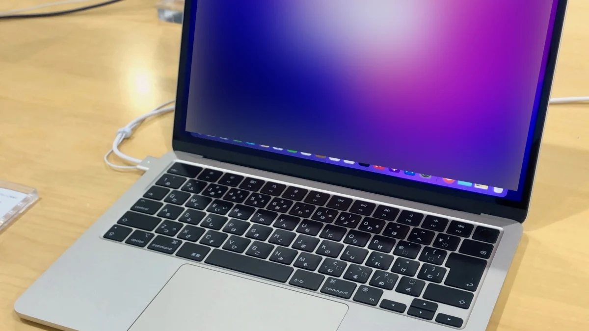 Un MacBook Air M2 couleur lumière stellaire ouvert sur une table