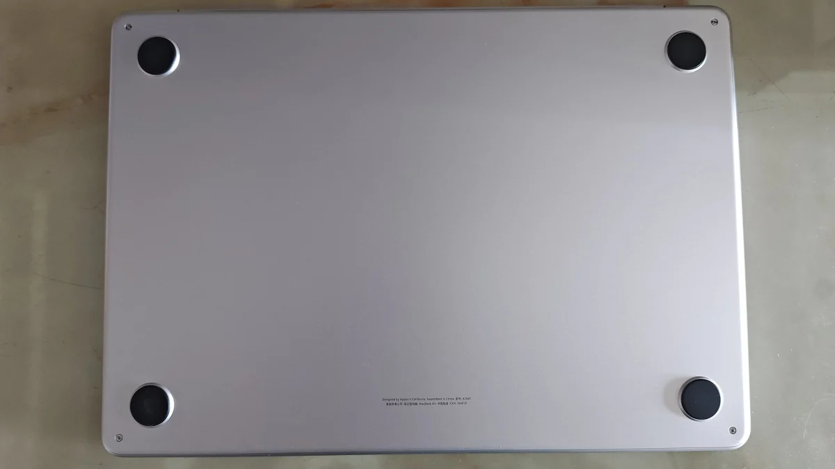 Le dessous d’un MacBook Air, avec ses patins et ses inscriptions réglementaires