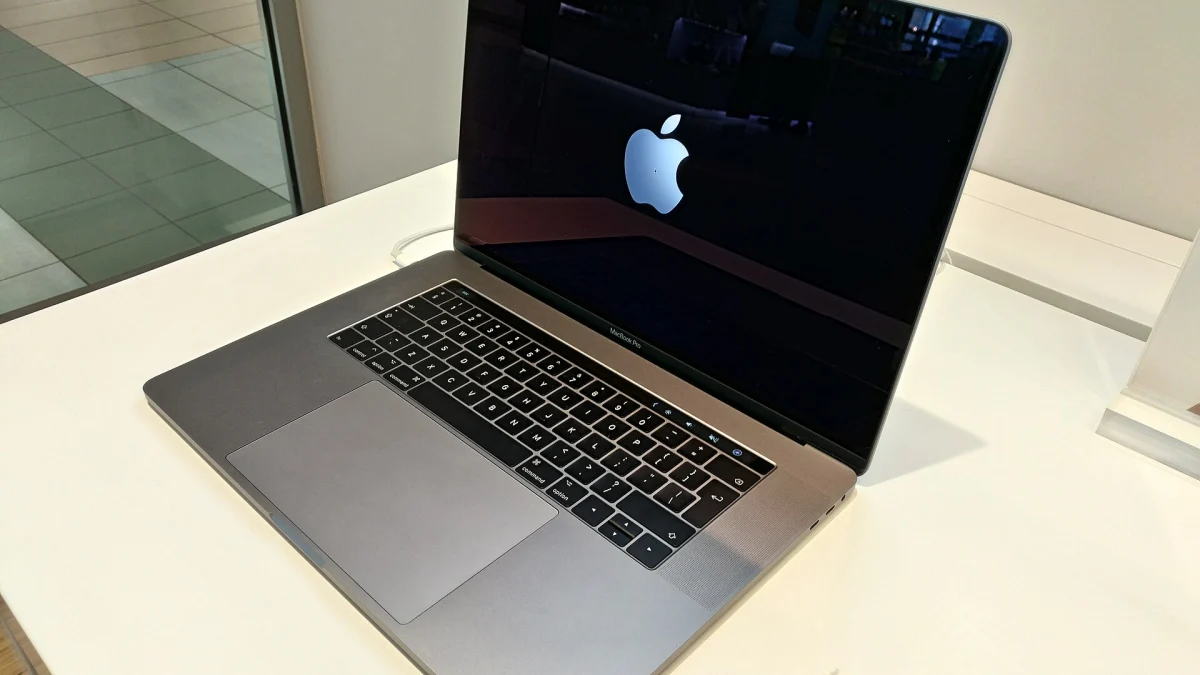 Un MacBook Pro 15 pouces à processeur Intel de 2017, avec Touch Bar, exposé sur une table