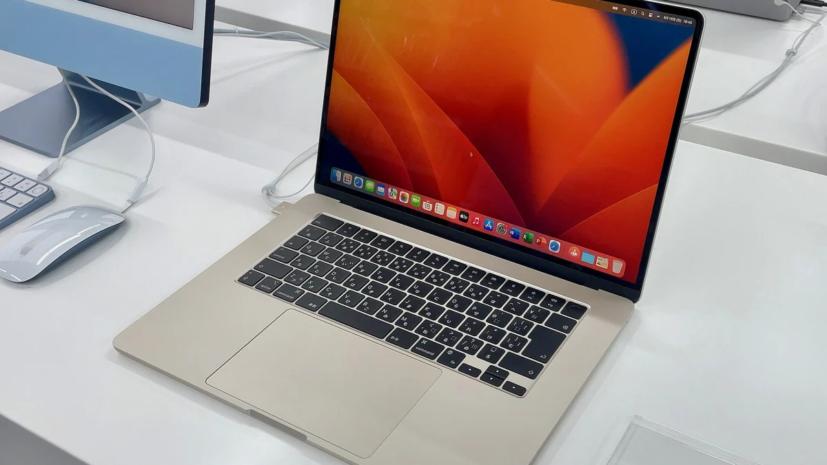 Un MacBook Air 15 pouces ouvert sur une table de démonstration en magasin