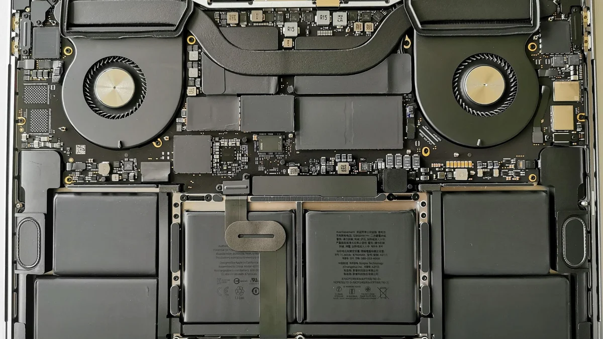 Vue de l’intérieur d’un MacBook Pro 16 pouces ouvert : carte mère, ventilateurs et batteries